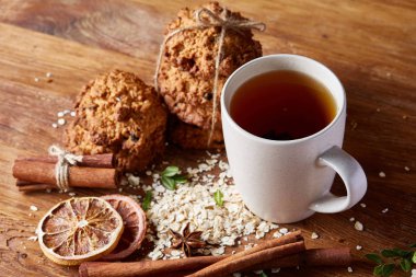 Yulaf ezmesi, çikolata bisküvi ve Baharatlar, ahşap arka plan, yakın çekim, seçici odak ile Noel çay saati.