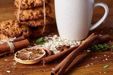 Yulaf ezmesi, çikolata bisküvi ve Baharatlar, ahşap arka plan, yakın çekim, seçici odak ile Noel çay saati.