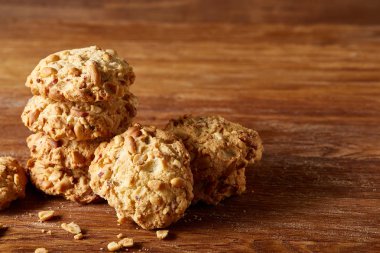 Çikolata Bisküvi bir rustik ahşap arka plan, yakın çekim, seçici odak grup.