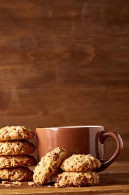 Porselen fincan çay ve tatlı kurabiye ahşap arka plan, üstten görünüm, seçici odak