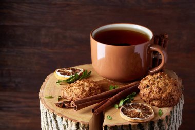 Bir fincan sıcak çay, kurabiye ve dekorasyon ahşap arka plan, seçici odak üzerinde bir oturum ile Noel kavramı