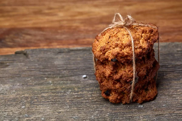 Ahşap rustik ahşap arka plan, yakın çekim, seçici odak düz bir parça çikolata bisküvi demet.