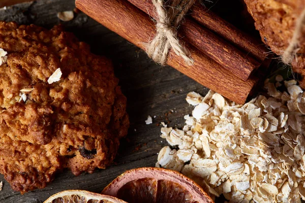 Yulaf ezmesi, çikolata bisküvi ve Baharatlar, ahşap arka plan, yakın çekim, seçici odak Noel kompozisyonu.