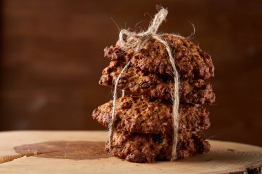 Çikolata Bisküvi bir yuvarlak ahşap oturum rustik ahşap arka plan, yakın çekim, seçici odak grup.