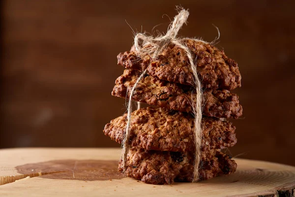 Çikolata Bisküvi bir yuvarlak ahşap oturum rustik ahşap arka plan, yakın çekim, seçici odak grup.