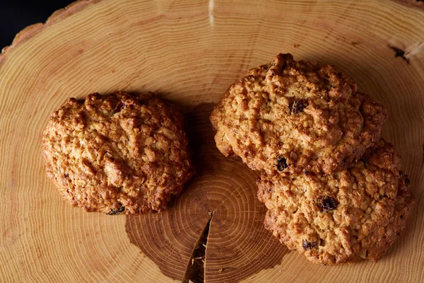Çikolata Bisküvi bir yuvarlak ahşap oturum rustik ahşap arka plan, yakın çekim, seçici odak grup.