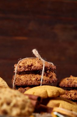 Tanımlama bilgileri ve tarçın bir ahşap varil, sığ derinlik-in tarla üzerinde ürün çeşitliliği ile kavramsal kompozisyon