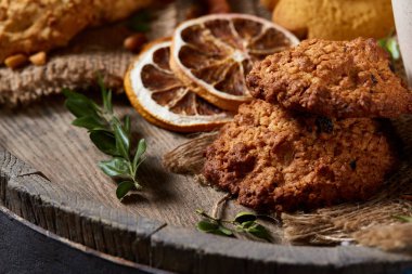 Tanımlama bilgileri ve tarçın bir ahşap varil, seçici odak, yakın çekim çeşitler ile kavramsal kompozisyon