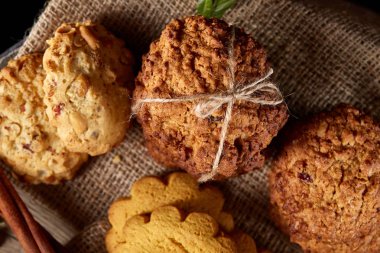 Çuval bezi peçete ahşap varil, seçici odak, yakın çekim çerezleri ürün yelpazesine kavramsal kompozisyon