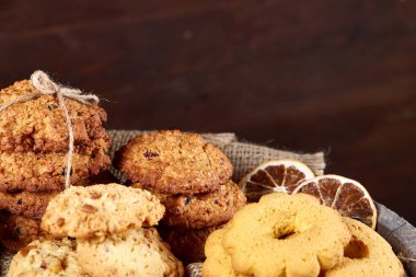 Tanımlama bilgileri ve tarçın bir ahşap varil, seçici odak, yakın çekim çeşitler ile kavramsal kompozisyon