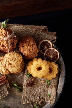 Tanımlama bilgileri ve tarçın ile ahşap bir varil, seçici odak peçeteye ürün çeşitliliği ile kavramsal kompozisyon