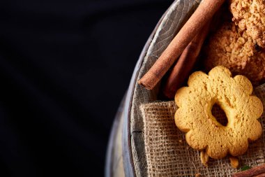 Çuval bezi peçete ahşap varil, seçici odak, yakın çekim çerezleri ürün yelpazesine kavramsal kompozisyon