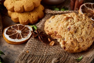 Tanımlama bilgileri ve tarçın bir ahşap varil, sığ derinlik-in tarla peçeteye üzerinde ürün çeşitliliği ile kavramsal kompozisyon