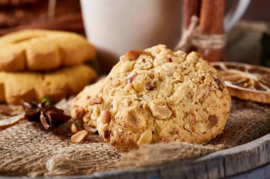 Çuval bezi peçete ahşap varil, seçici odak, yakın çekim çerezleri ürün yelpazesine kavramsal kompozisyon