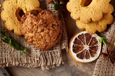 Tanımlama bilgileri ve tarçın bir ahşap varil, sığ derinlik-in tarla peçeteye üzerinde ürün çeşitliliği ile kavramsal kompozisyon