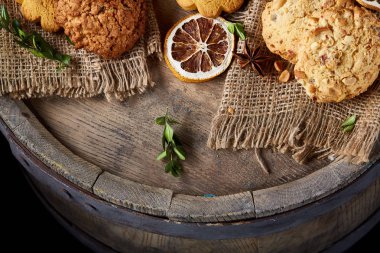 Tanımlama bilgileri ve tarçın bir ahşap varil, sığ derinlik-in tarla peçeteye üzerinde ürün çeşitliliği ile kavramsal kompozisyon