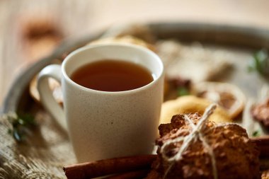 Sıcak çay, kurabiye ve spicies ahşap bir varil, sığ derinlik-in tarla üzerinde bir kavramsal şenlikli kompozisyon