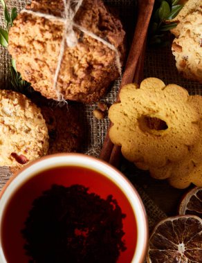 Tarçın ve çay bir çuval bezi peçete, seçici odak, yakın çekim, en iyi görünüm, dikey ile tatlılar.