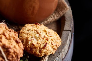 Kavramsal şenlikli bileşimi ile bir fincan sıcak çay, kurabiye ve spicies bir ahşap varil, seçici odak, yakın çekim