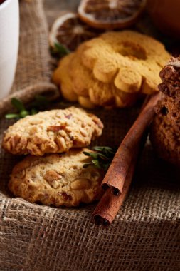 Tanımlama bilgileri ve tarçın bir ahşap varil, sığ derinlik-in tarla peçeteye üzerinde ürün çeşitliliği ile kavramsal kompozisyon