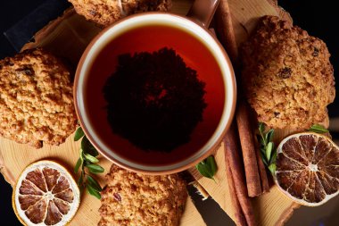 Bir fincan sıcak çay, kurabiye ve dekorasyon ahşap arka plan, seçici odak üzerinde bir oturum ile Noel kavramı