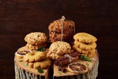 Noel kavramı, çerezler ve dekorasyon ahşap arka plan, seçici odak üzerinde bir oturum ile