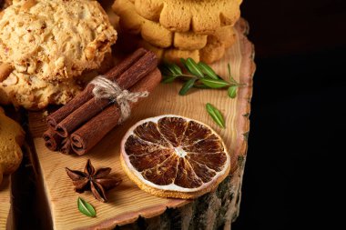 Noel kavramı, çerezler ve dekorasyon ahşap arka plan, seçici odak üzerinde bir oturum ile