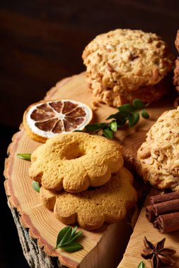 Noel kavramı, çerezler ve dekorasyon ahşap arka plan, seçici odak üzerinde bir oturum ile