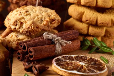 Noel kavramı, çerezler ve dekorasyon ahşap arka plan, seçici odak üzerinde bir oturum ile