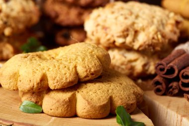 Noel kavramı, çerezler ve dekorasyon ahşap arka plan, seçici odak üzerinde bir oturum ile