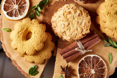 Noel kavramı, çerezler ve dekorasyon ahşap arka plan, seçici odak üzerinde bir oturum ile