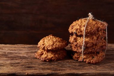 Ahşap rustik ahşap arka plan, yakın çekim, seçici odak düz bir parça çikolata bisküvi demet.