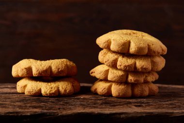 Ahşap rustik ahşap arka plan, yakın çekim, seçici odak bir düz parça lezzetli kurabiyeleri demet.