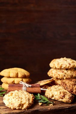 Noel kompozisyon çikolatalı bisküvi, tarçın ile bir açık ahşap arka plan, yakın çekim.