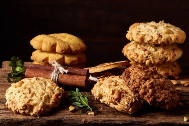 Noel kompozisyon çikolatalı bisküvi, tarçın ile bir açık ahşap arka plan, yakın çekim.