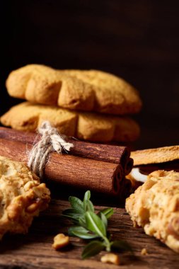 Noel kompozisyon çikolatalı bisküvi, tarçın ile bir açık ahşap arka plan, yakın çekim.