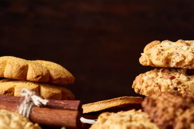 Noel kompozisyon çikolatalı bisküvi, tarçın ile bir açık ahşap arka plan, yakın çekim.