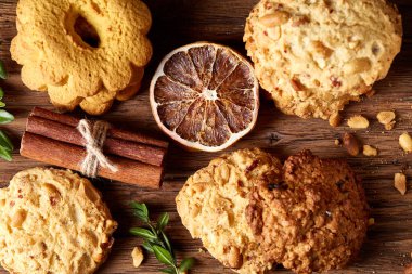 Çikolatalı Bisküvi, tarçın ve ahşap arka plan üzerinde kurutulmuş portakal ile Noel kompozisyon yakın çekim.