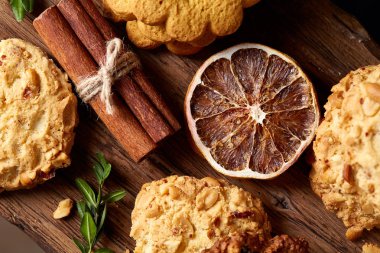 Çikolatalı Bisküvi, tarçın ve ahşap arka plan üzerinde kurutulmuş portakal ile Noel kompozisyon yakın çekim.