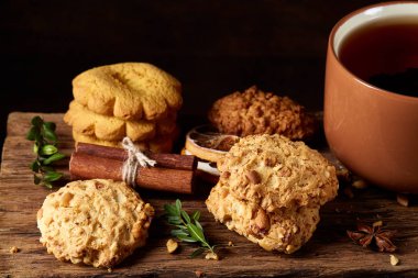 Geleneksel Noel çay bir fincan sıcak çay, kurabiye ve dekorasyon ahşap zemin, seçici odak konseptiyle