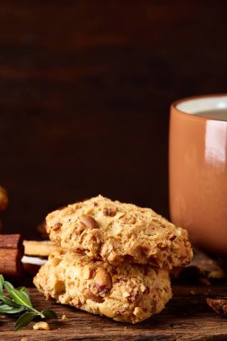 Geleneksel Noel çay bir fincan sıcak çay, kurabiye ve dekorasyon ahşap zemin, seçici odak konseptiyle