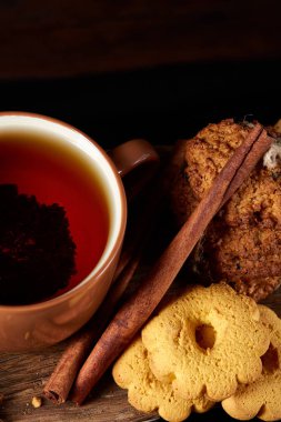 Geleneksel Noel çay bir fincan sıcak çay, kurabiye ve dekorasyon ahşap zemin, seçici odak konseptiyle