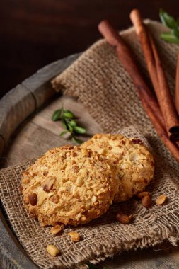 Tanımlama bilgileri ve tarçın bir ahşap varil, seçici odak, yakın çekim bir çift ile kavramsal kompozisyon