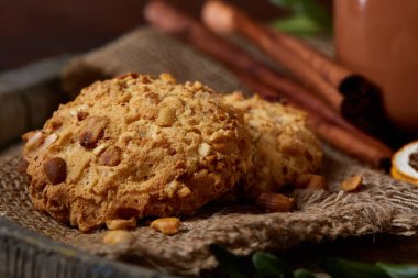 Tanımlama bilgileri ve tarçın bir ahşap varil, seçici odak, yakın çekim bir çift ile kavramsal kompozisyon