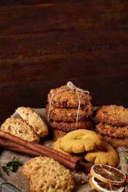 Tanımlama bilgileri ve tarçın bir ahşap varil, seçici odak, yakın çekim çeşitler ile kavramsal kompozisyon