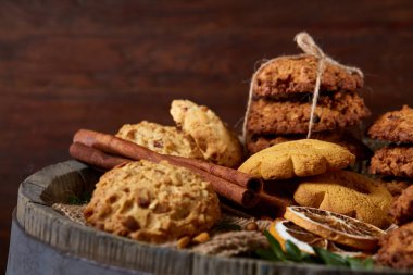 Tanımlama bilgileri ve tarçın bir ahşap varil, seçici odak, yakın çekim çeşitler ile kavramsal kompozisyon