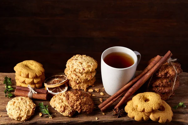 Geleneksel Noel çay bir fincan sıcak çay, kurabiye ve dekorasyon ahşap zemin, seçici odak konseptiyle