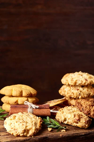 Noel kompozisyon çikolatalı bisküvi, tarçın ile bir açık ahşap arka plan, yakın çekim.