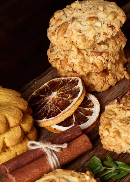 Çikolatalı Bisküvi, tarçın ve ahşap arka plan üzerinde kurutulmuş portakal ile Noel kompozisyon yakın çekim.