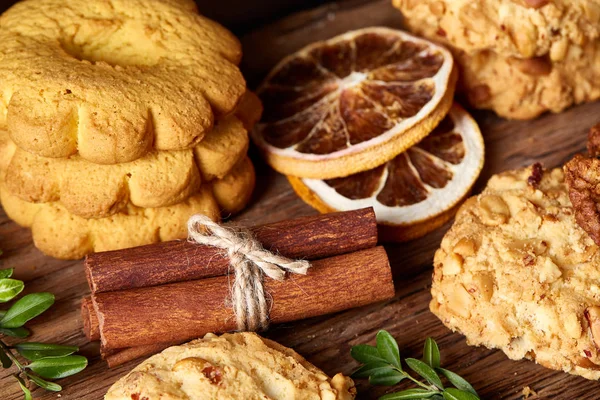 Çikolatalı Bisküvi, tarçın ve ahşap arka plan üzerinde kurutulmuş portakal ile Noel kompozisyon yakın çekim.